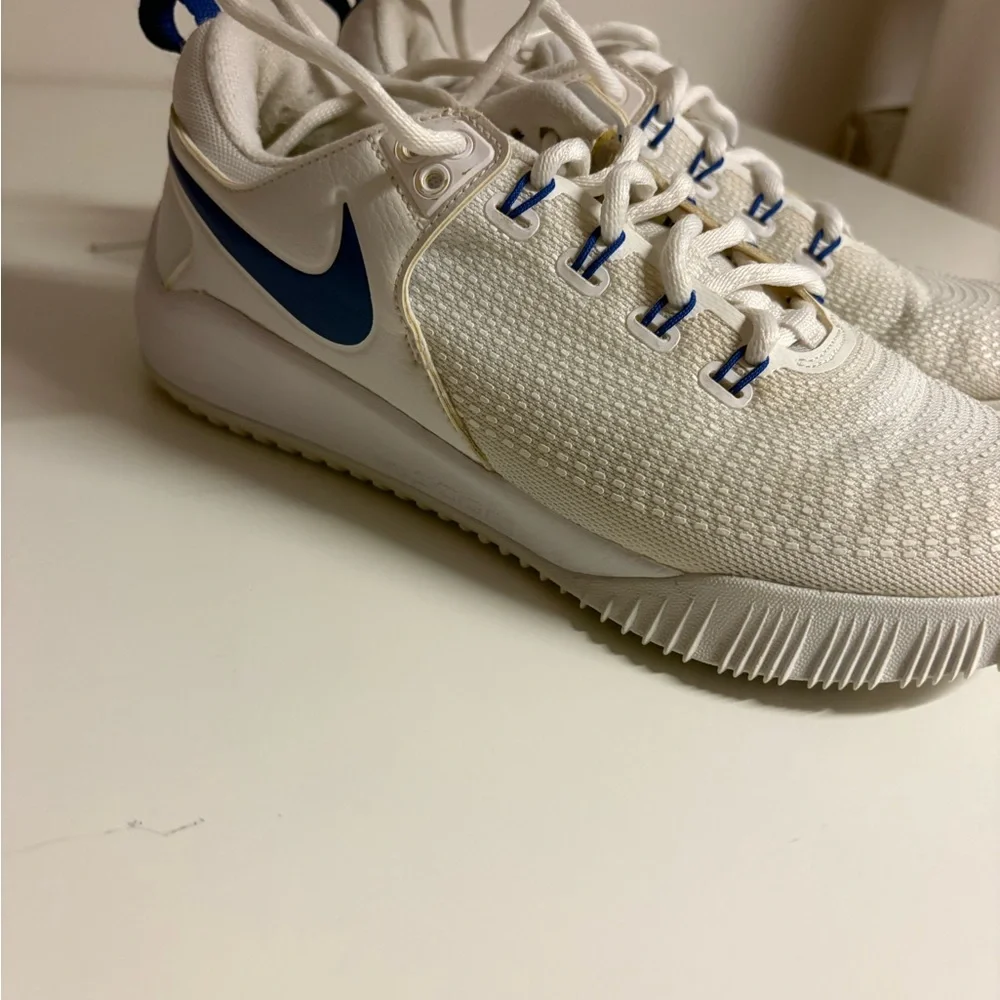 White and Blue Nike Volleyball  Shoes - Picture 3 of 6